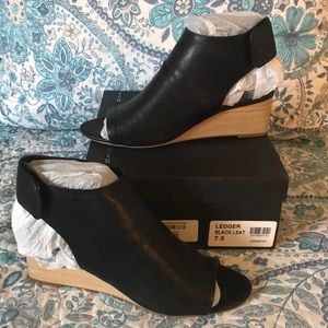 STEVEN black leather booties size 7.5